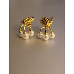 ELIZABETH TAYLOR SIMULATED PEARL EARRINGs